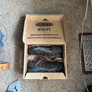 Women’s Size 8 Keen Steel Toe Shoes